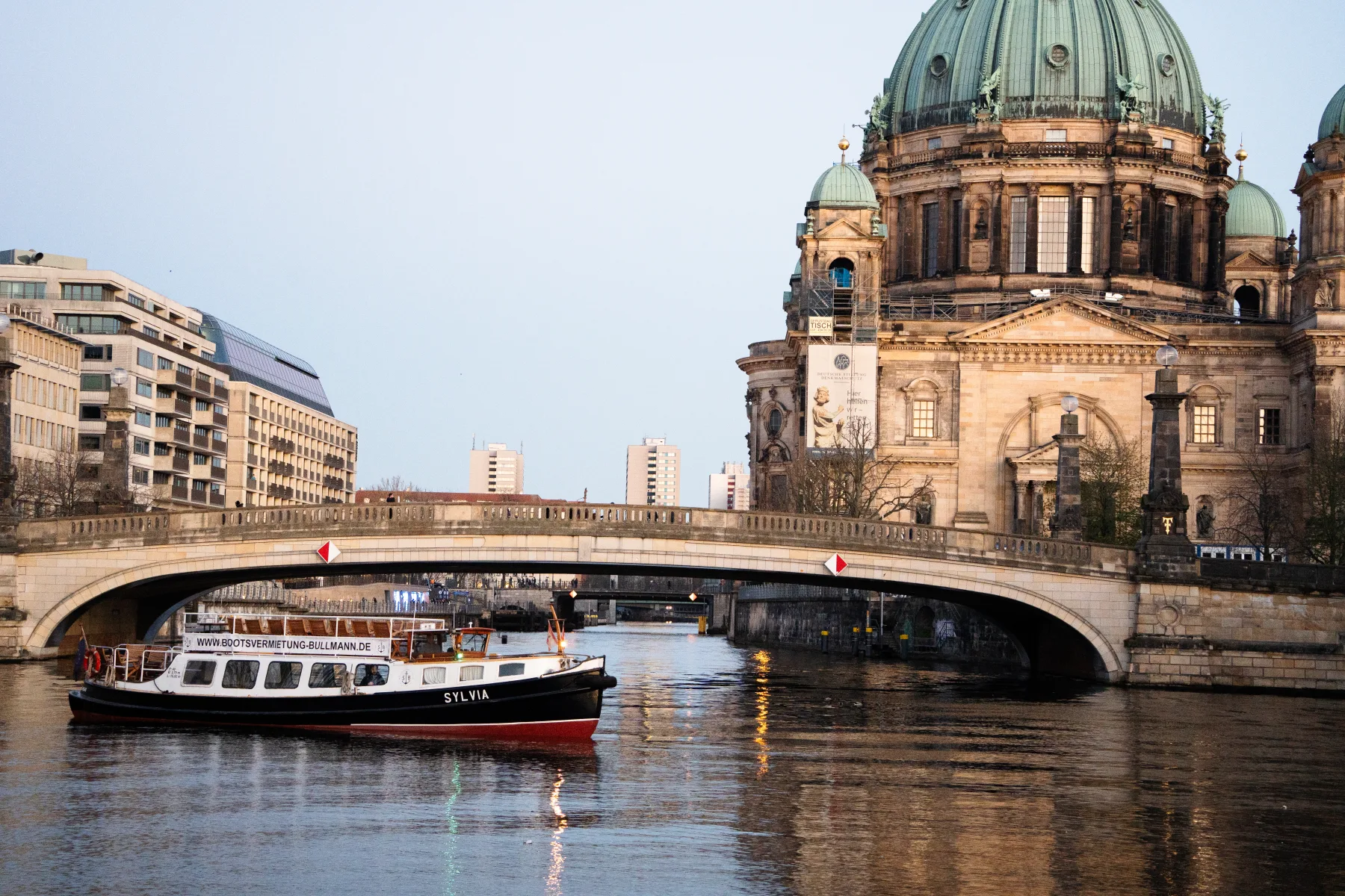 MS Sylvia vor dem Berliner Dom